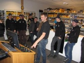 Sölumaður Naust marine sýnir hópnum togvinduhermi