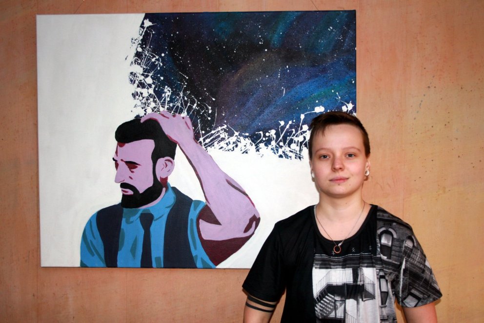 Hjörtur Benediktsson við verkið sitt.