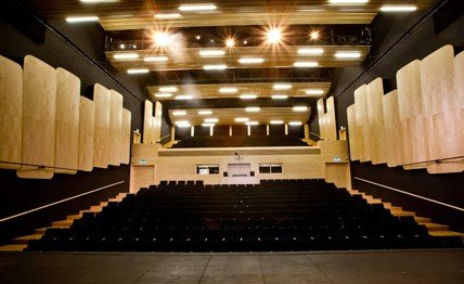 Horft af sviðinu út í sal Menningarhússins Hofs.