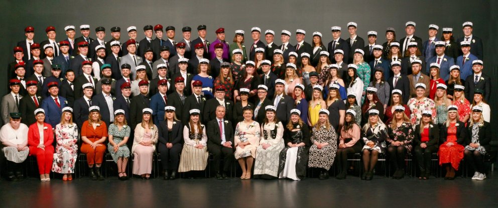 Útskriftarhópurinn á sviðinu í Hofi. Mynd: Páll P.