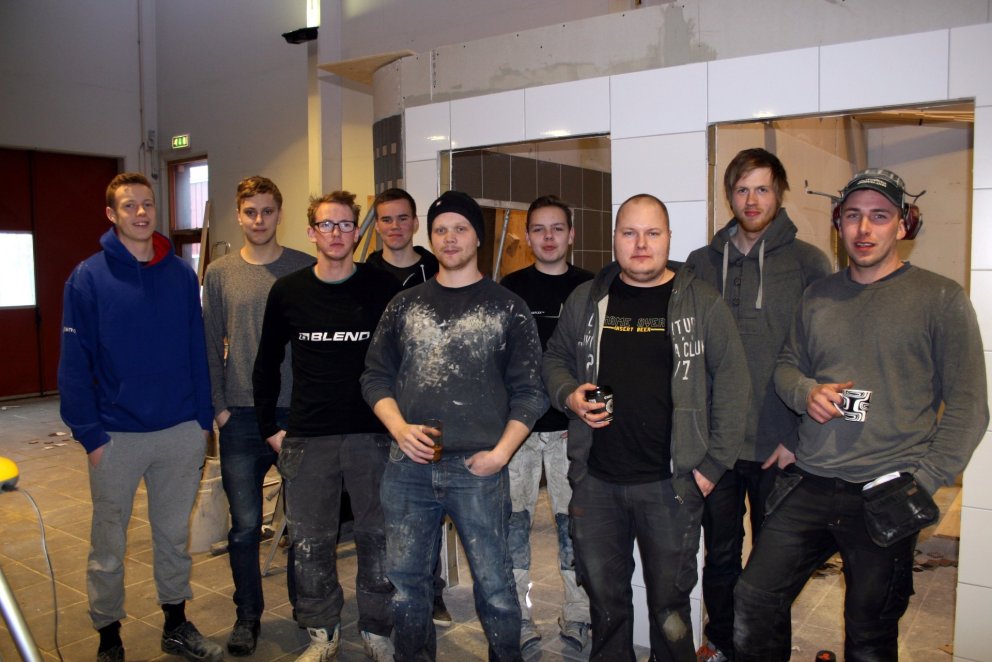 Níu af tólf nemendum sem nú eru að læra múriðn.