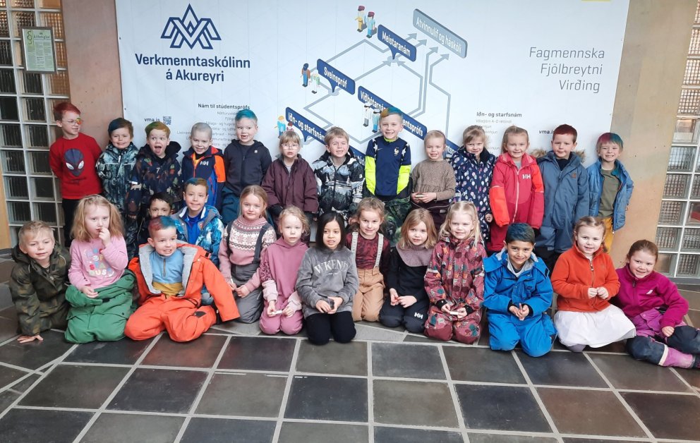 Kátir krakkar frá leikskólanum Lundarseli.