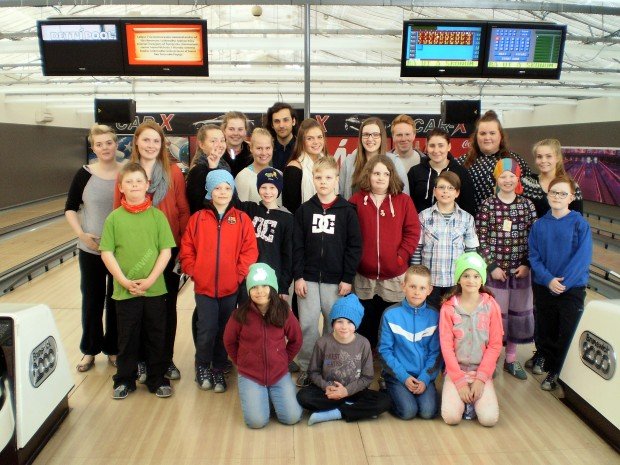 Hluti af mentorunum með 4. bekkingum í gær.