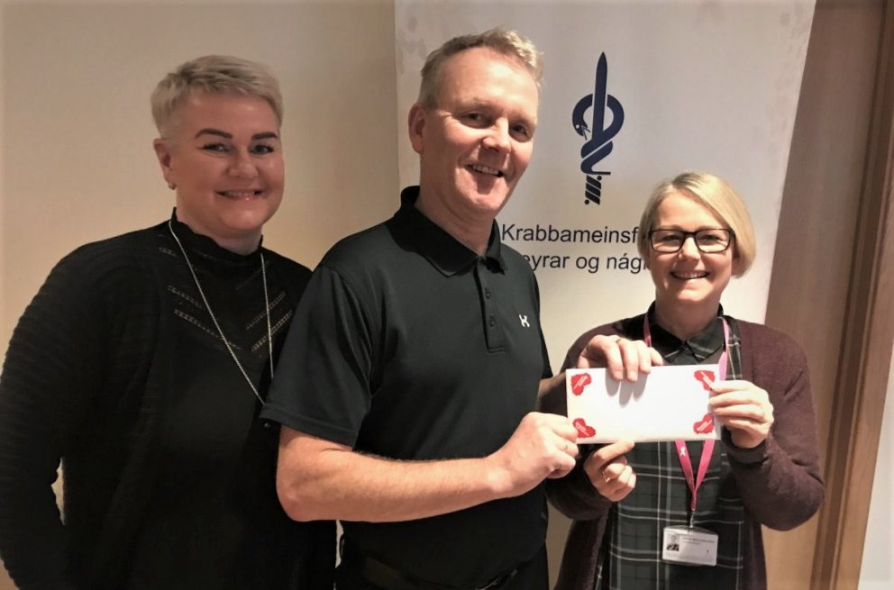 Hörður afhendir KAON peningagjöfina.