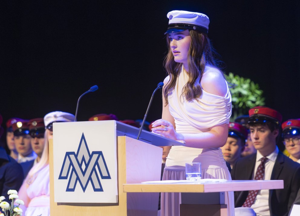 Hulda Þórey Halldórsdóttir, nýstúdent af íþrótta- og lýðheilsubraut VMA, flutti ávarp brautskráninga&hellip;