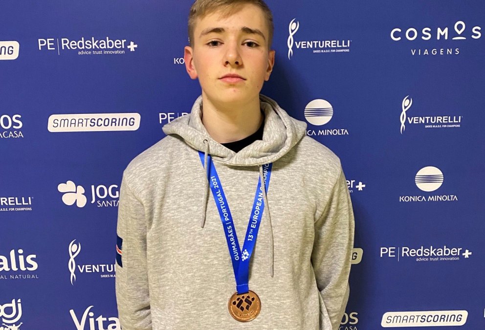 Gísli Már Þórðarsson með bronsverðlaunin sín.