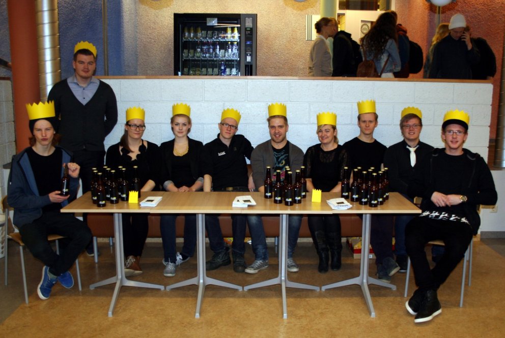 Með kórónu á höfði að kynna Kónginn í Gryfjunni.