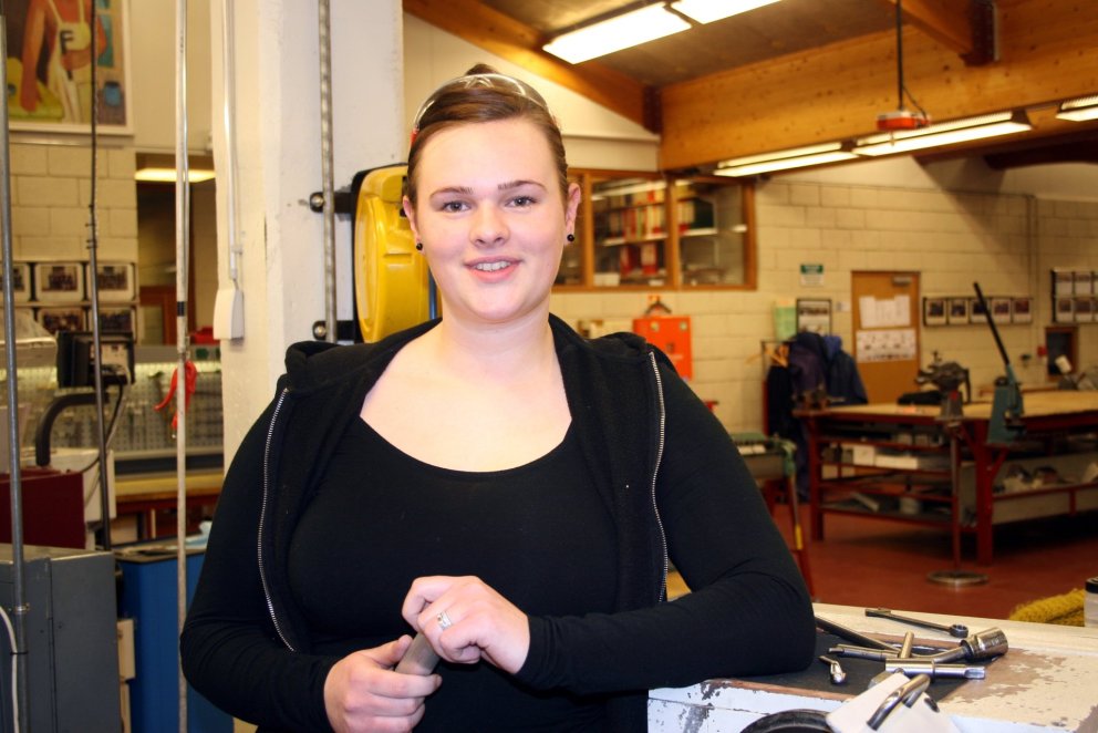 Íris Arngrímsdóttir í málmiðnaðarsalnum í VMA.