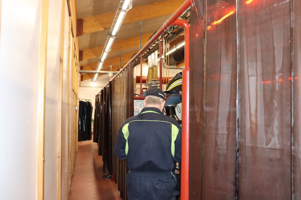 Hlífðartjöldin komin upp í málminum.