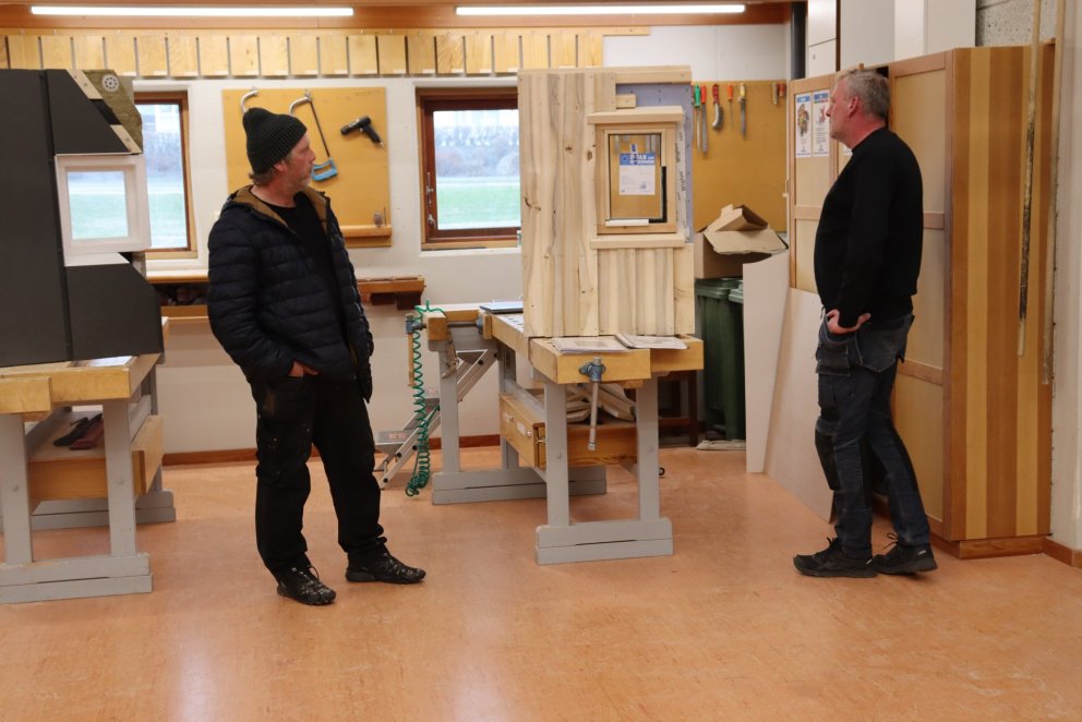 Nemendur segja frá uppbyggingu timburveggs.