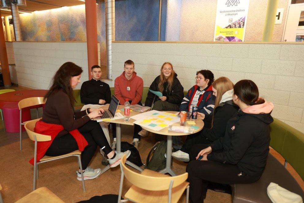 Einn af umræðuhópunum fer yfir málin í Gryfjunni.