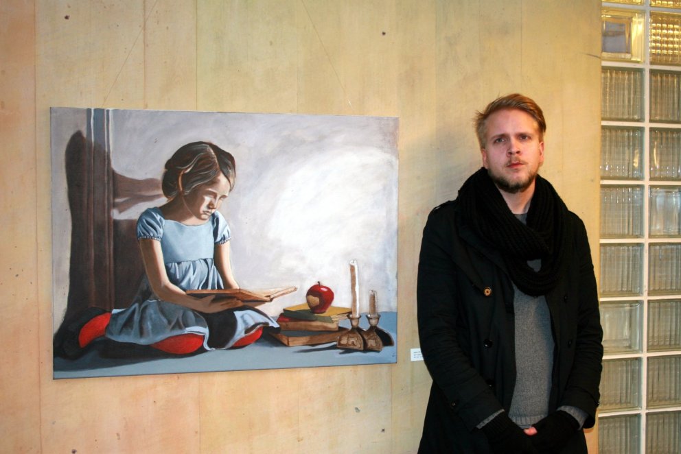 Stefán Óli Bessason við raunsæismálverkið sitt.