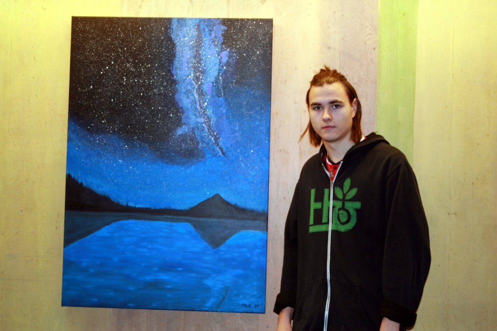 Hreiðar Kristinn Hreiðarsson við akrílverkið sitt.