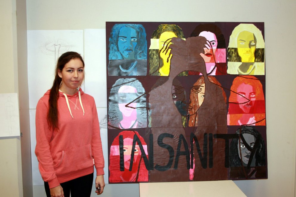 Andrea Lind við mynd sína Insanity.