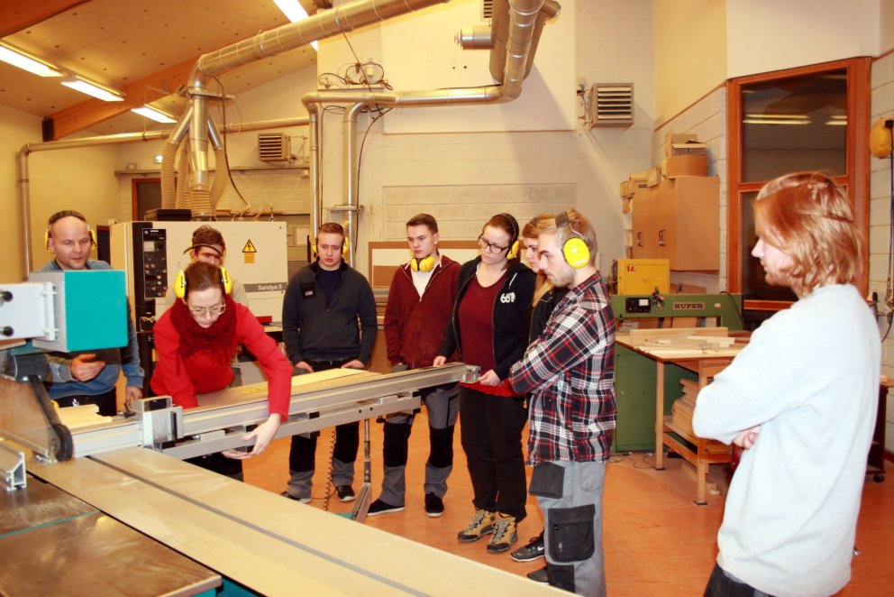 Ketill Sigurðsson leiðbeinir nemendum í VTS 103.