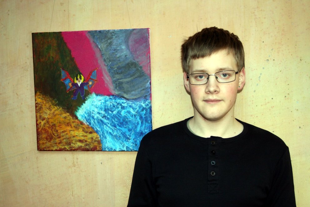 Kári Hrafn Svavarsson við mynd sína úr MYN 504.