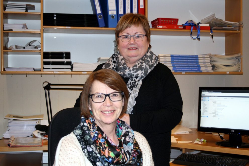 Una (standandi) og Valgerður á skrifstofu VMA.