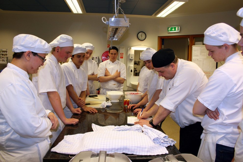 Kokkarnir fara yfir skipulag kvöldsins með Ara H.