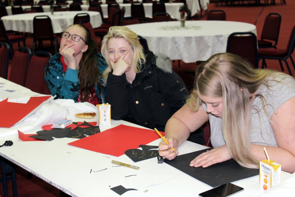 Stund milli stríða í skreytingunum í Höllinni.