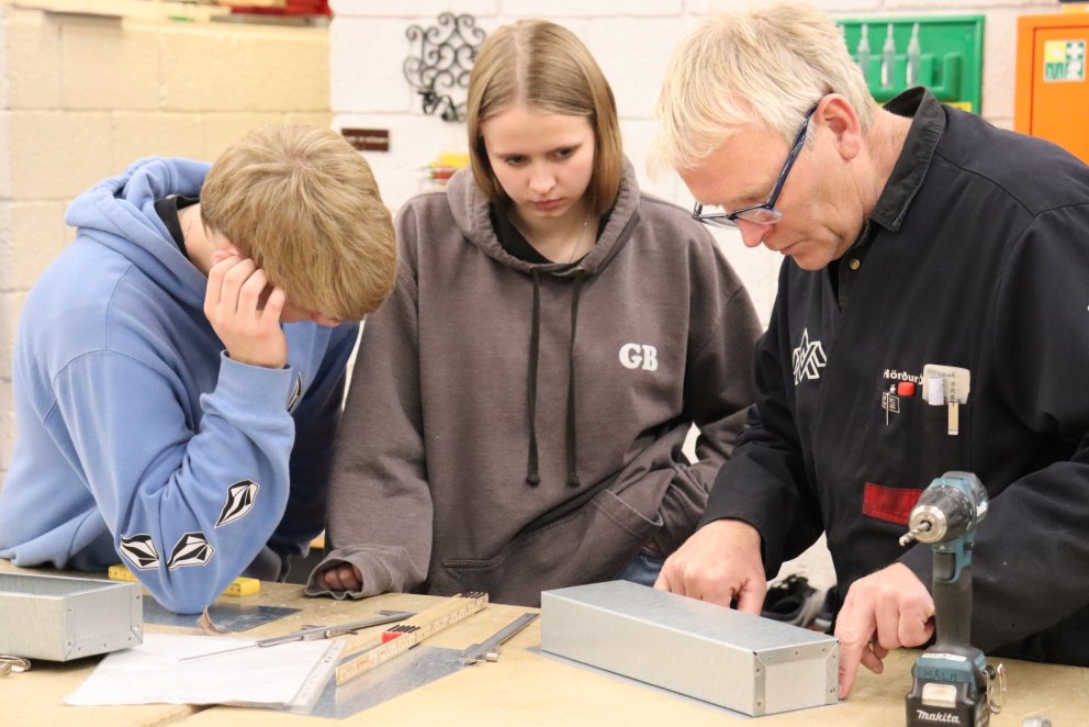 Hörður fer yfir málin með nemendum.