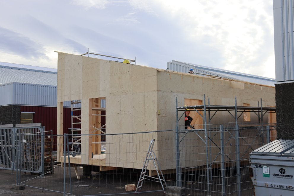 Búið að púsla saman veggjum og gólfi hússins.