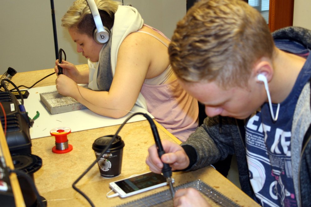 Nemendur í grunndeild rafiðna æfa sig að lóða.