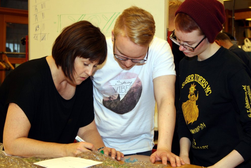 Kristín Petra leiðbeinir áhugasömum nemendum.