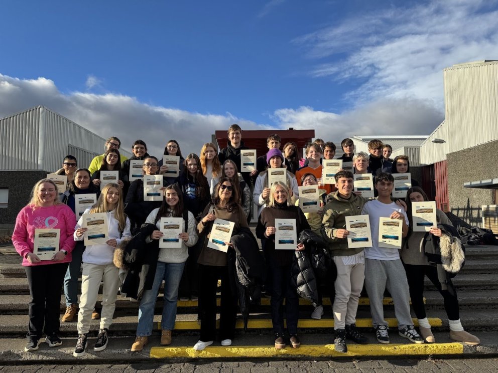 Góðir gestir frá Ítalíu með nemendum og kennurum VMA við aðalinngang skólans í október sl.