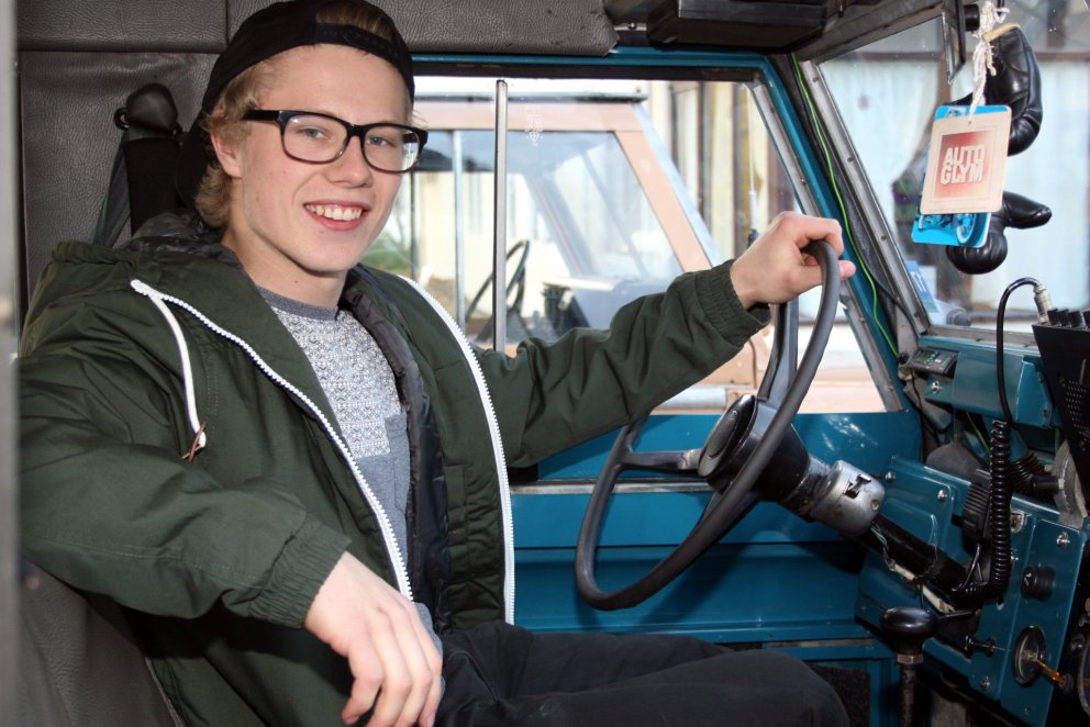 Stoltur undir stýri í Land Rover '67.