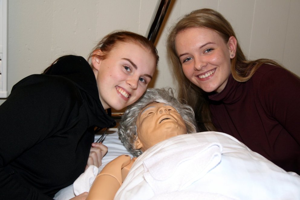 Brugðið á leik með sjúklingadúkkunni.