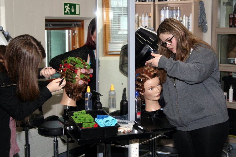 Sjúkraliðanemar setja rúllur í hár.