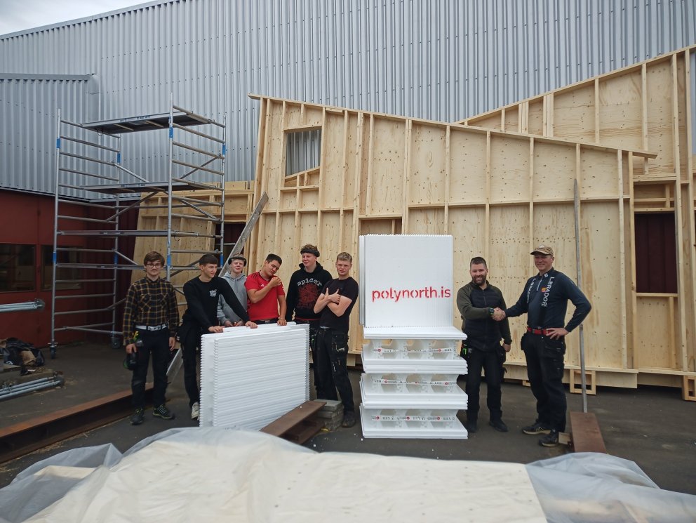 Hjörleifur Árnason frá Polynorth afhendir Braga Óskarssyni, fyrir hönd byggingadeildar, gjöfina.