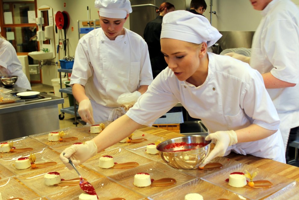 Lokahönd lögð á skreytingu eftirréttarins.