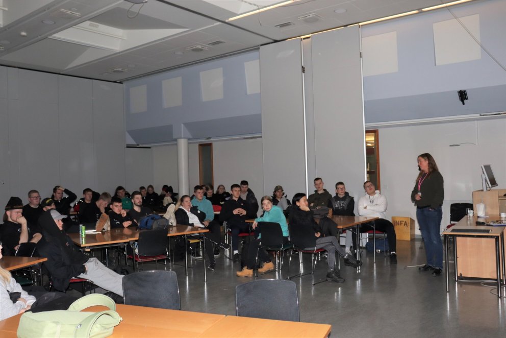 Hrönn Brynjarsdóttir ræðir við nemendur VMA.