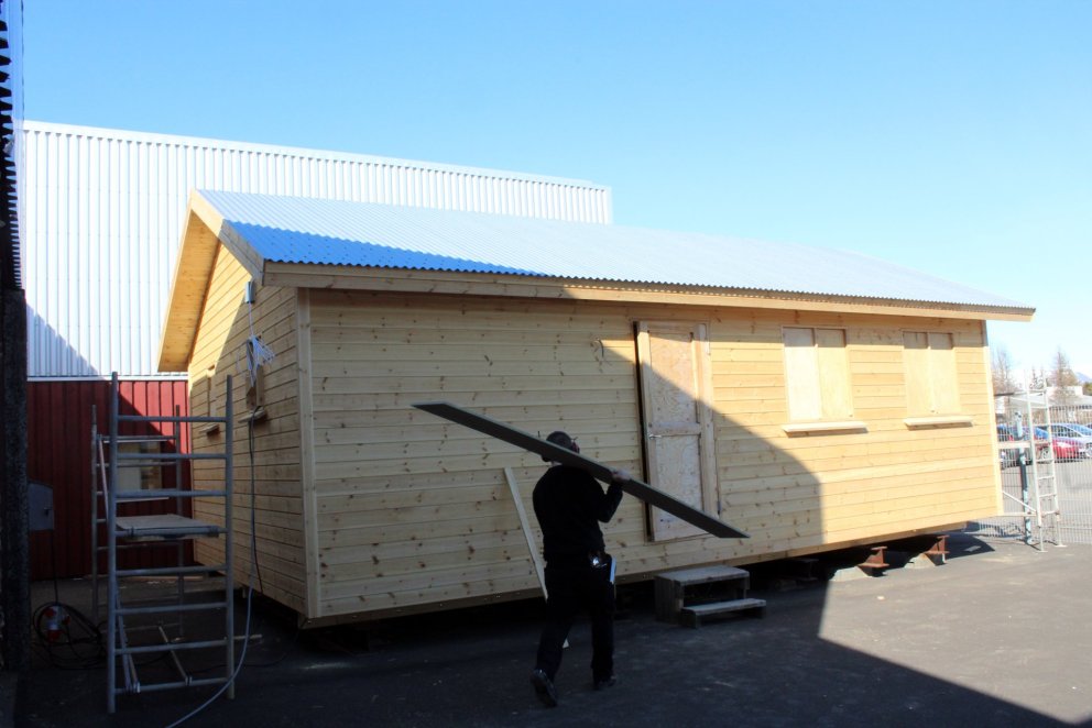 Sumarbústaðurinn stendur við byggingadeildarhúsið.