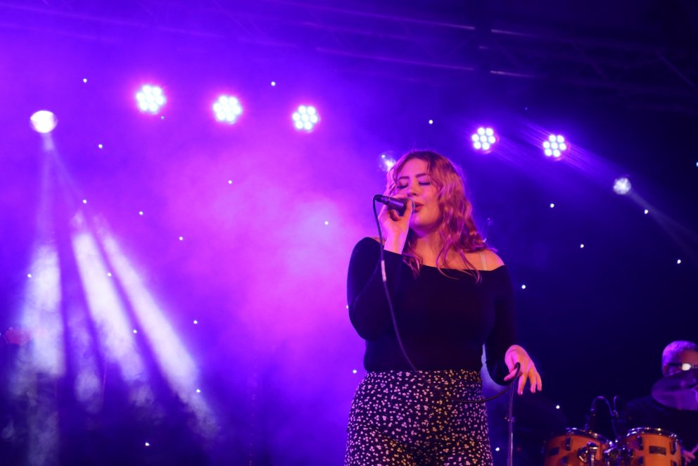 Brynja Rán syngur til sigurs í Sturtuhausnum.