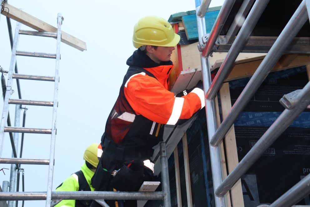 Bjástrað við þakskeggið.