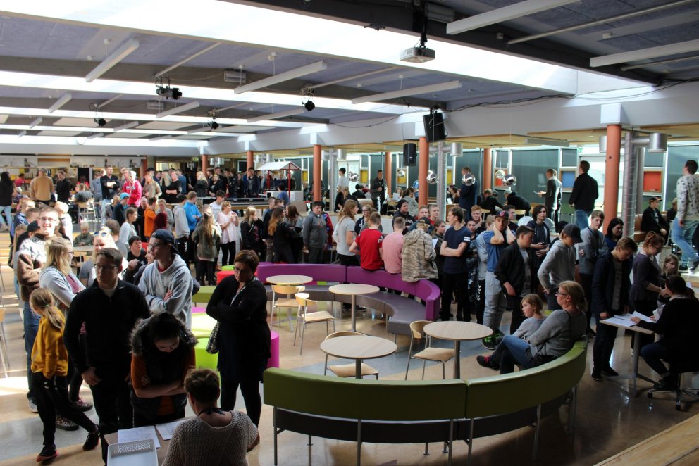 Þéttskipuð Gryfja af nýnemum að sækja stundatöflur