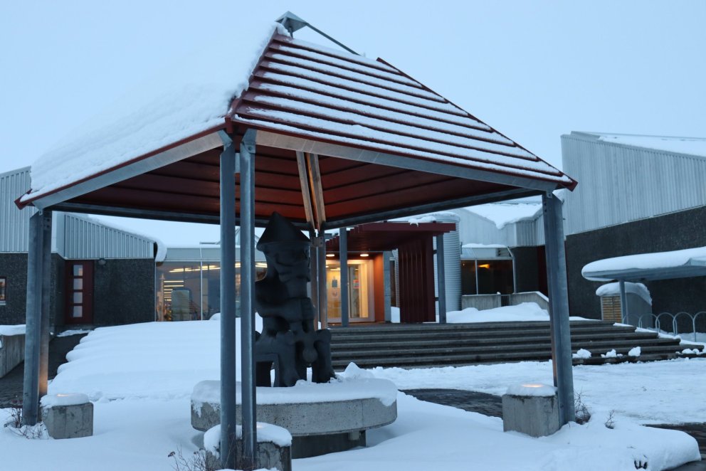 Kennsla hefst samkvæmt stundakskrá kl. 10 í dag.