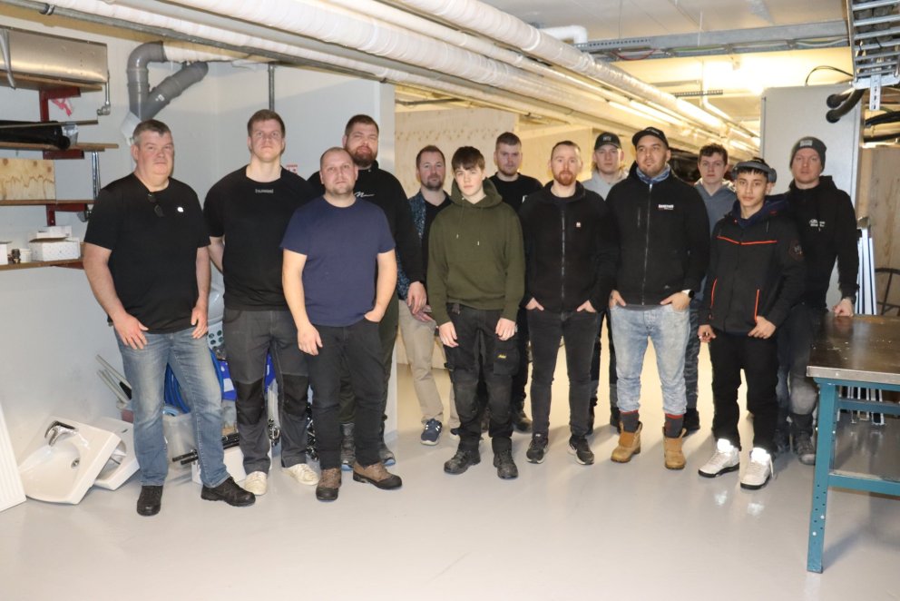 Hinrik með tólf af fjórtán nemendum sínum.