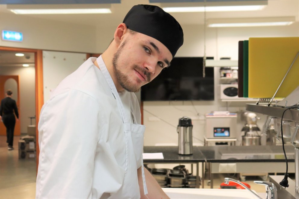 Kristinn Hugi Arnarsson í eldhúsinu í VMA.