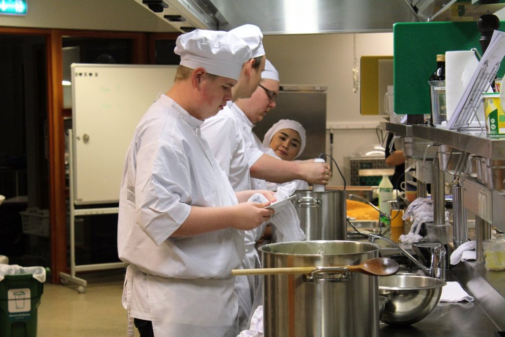 Grunndeildarnemendur í eldhúsinu.