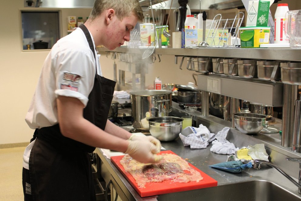 Úrbeinuð önd undirbúin fyrir ofninn.