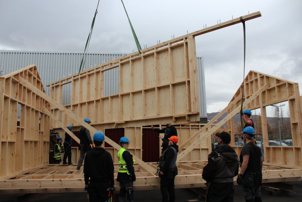 Nýi sumarbústaðurinn að taka á sig mynd.