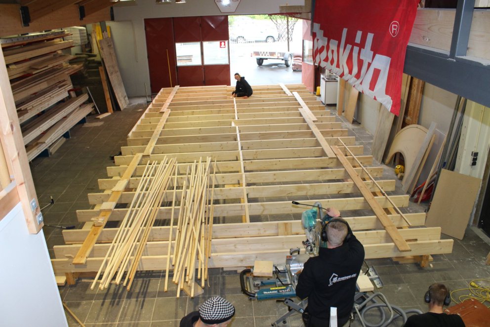 Nú er unnið að smíði burðargrindar.