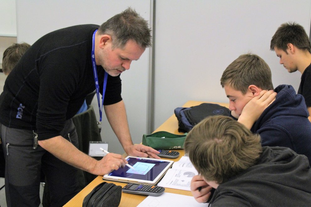 Hilmar notar ipadinn við að útskýra dæmi.