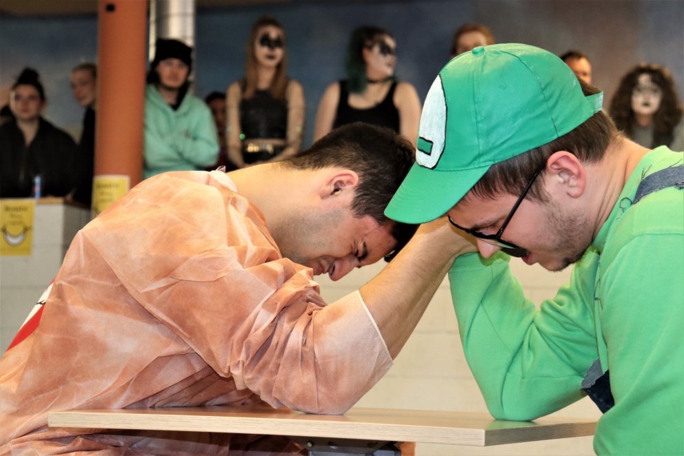 Fastur liður er að keppa í sjómanni. Rosaleg átök!