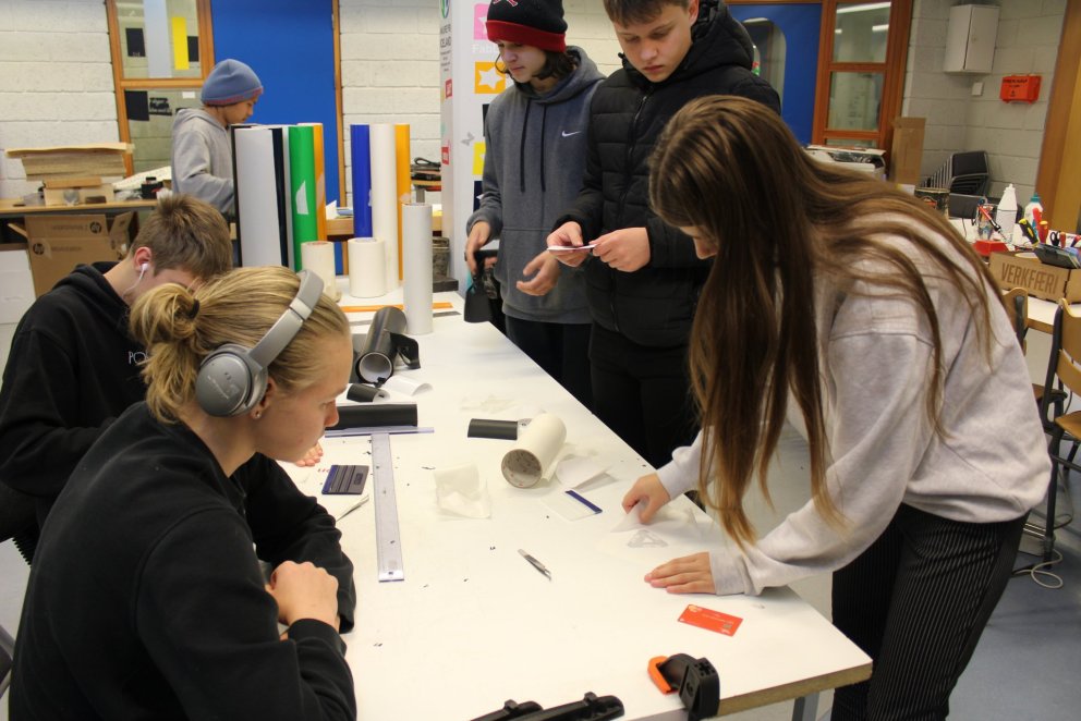 Nemendur á brautabrú í kynningu á FabLab.