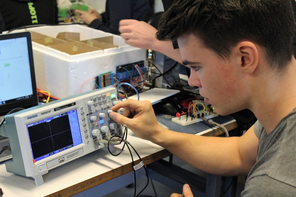 Önnum kafinn nemandi í rafeindavirkjun í VMA.