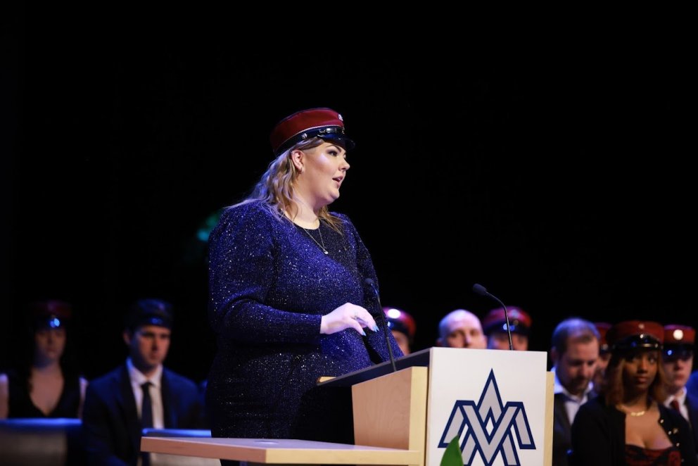 Stefanía Tara Þrastardóttir ávarpar brautskráningarhátíðina í Hofi í dag.